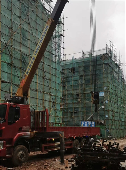 鄂城区“慢工细活”—— 吊车的 “微动控制” 技术